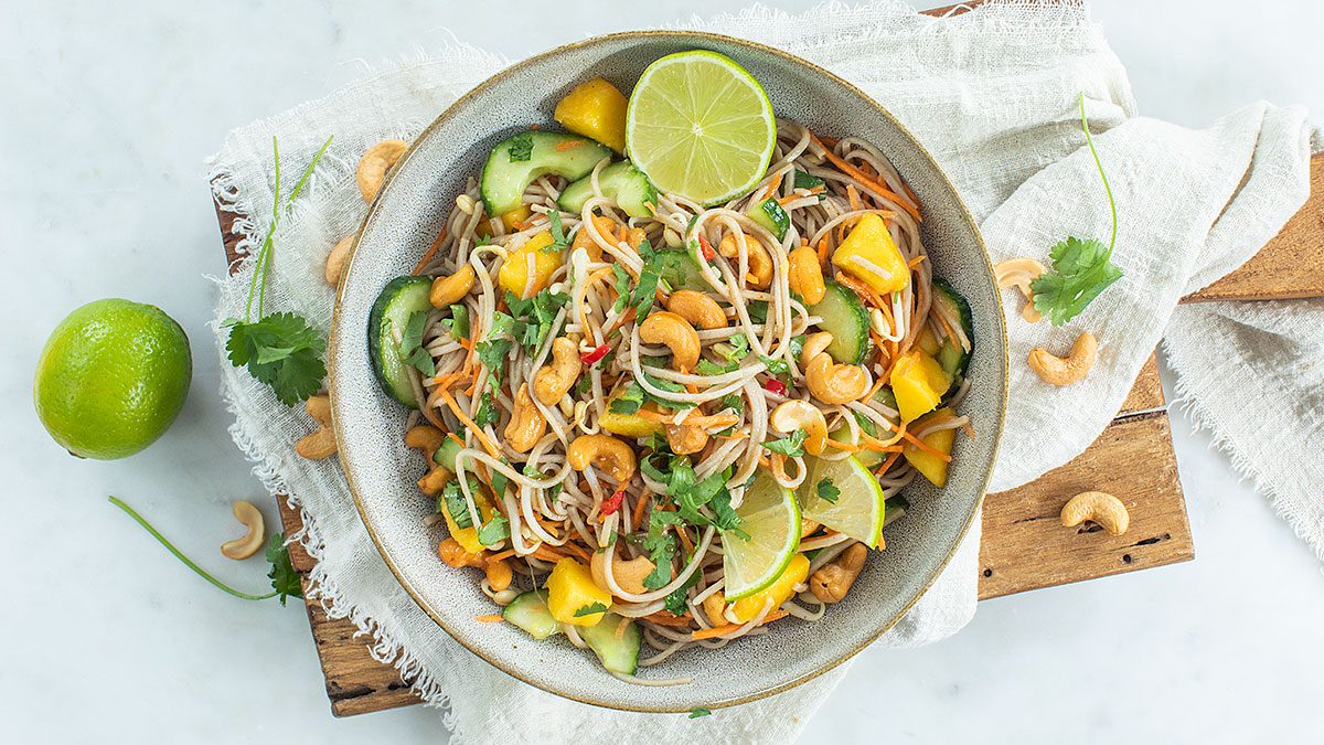 Kom met Thaise noedelsalade met mango